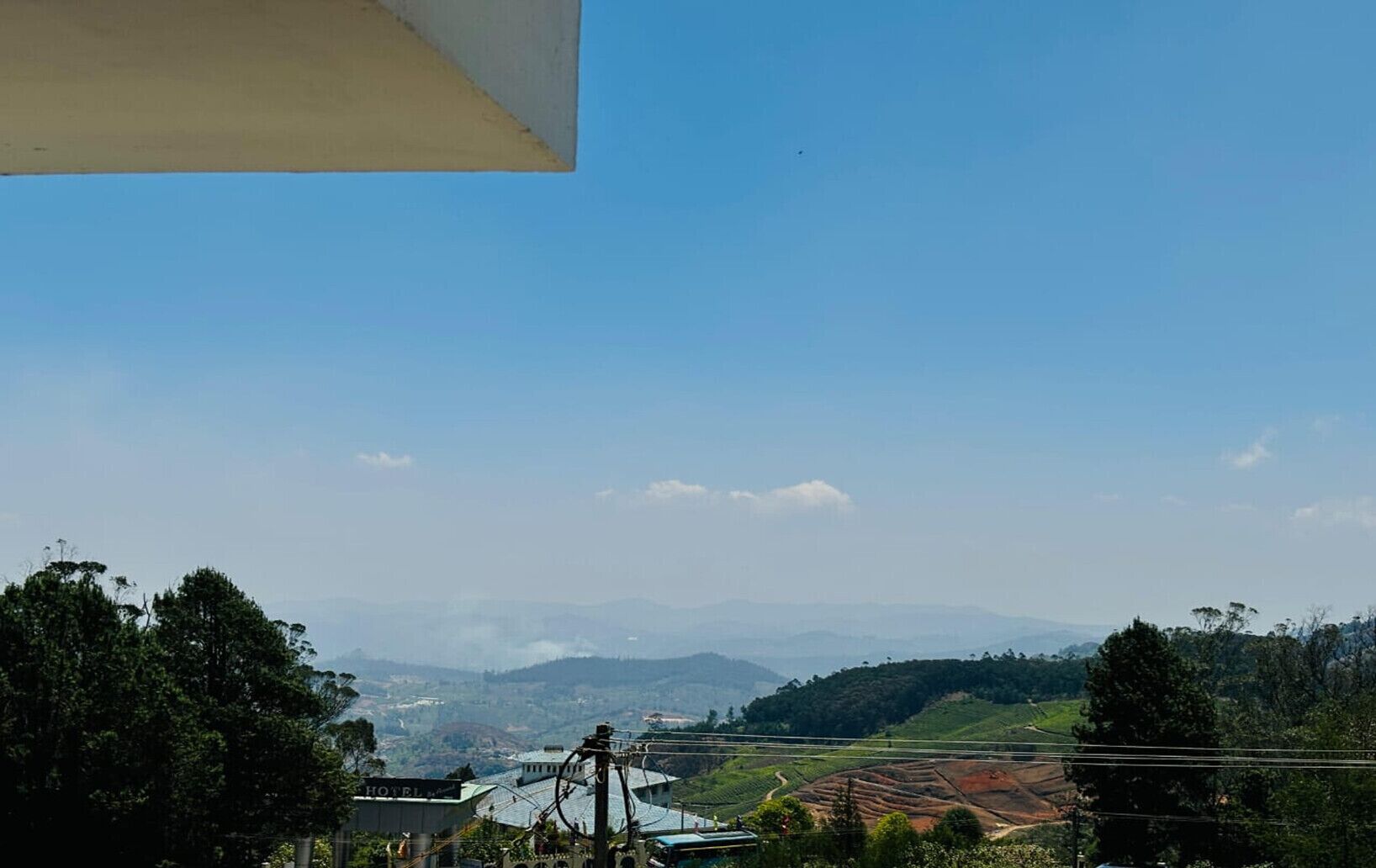 Un hotel con vistas a montañas distantes y un cielo despejado.