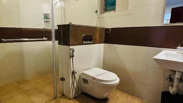 Douche, articles de toilette gratuits, sĂšche-cheveux, chaussons
