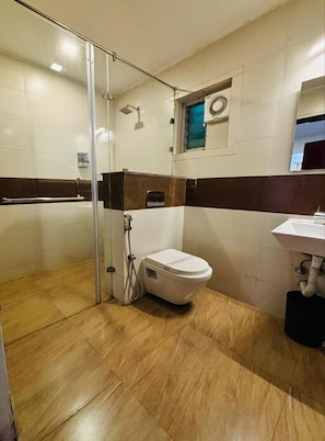 Dusj, toalettartikler (inkludert), hårføner og tøfler