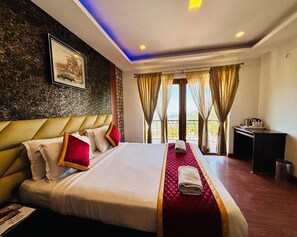 Escritorio y espacio para trabajar con laptop 