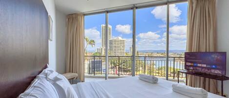 Tabla de planchar con plancha, wifi, ropa de cama