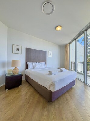2 bedrooms, iron/ironing board, WiFi, bed sheets - Chevron Riverview Apartment, Surfers Paradise (Surfers Paradise)