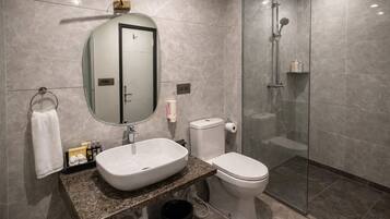 Phòng đôi Superior | Phòng tắm | Buồng tắm vòi sen, khăn tắm, xà phòng, dầu gội