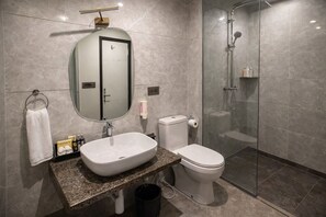 Superior-Doppelzimmer | Badezimmer | Dusche, Handtücher, Seife, Shampoo
