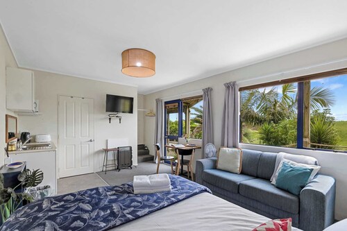 Oakura Village Studio Retreat