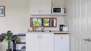 Mikrobølgeovn, brødrister, køkkentøj/tallerkener/redskaber