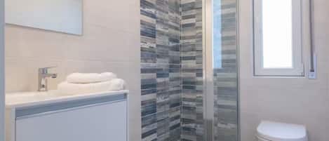 Dusche, Haartrockner, Handtücher, Seife