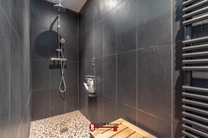 Haartrockner, Handtücher, Seife, Toilettenpapier