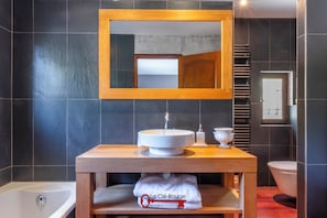 Haartrockner, Handtücher, Seife, Toilettenpapier