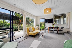TV - Butlers Lane Retreat in Oakura Village (Ōakura)