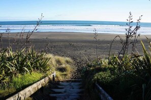Beach - Butlers Lane Retreat in Oakura Village (Ōakura)