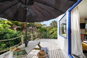 Outdoor dining - Butlers Lane Retreat in Oakura Village (Ōakura)