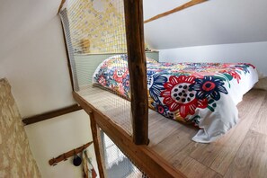 2 habitaciones, tabla de planchar con plancha y cuna de viaje