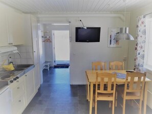 Standard Cabin, 2 Bedrooms, Private Bathroom | Tempat makan