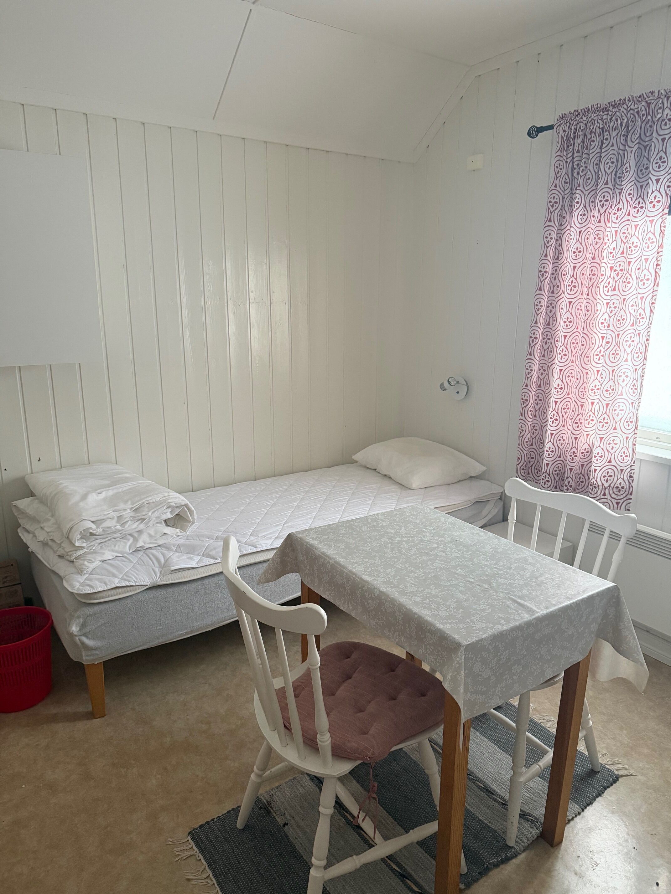 Economy Cabin, 2 Single Beds, Shared Bathroom | WiFi, bed sheets