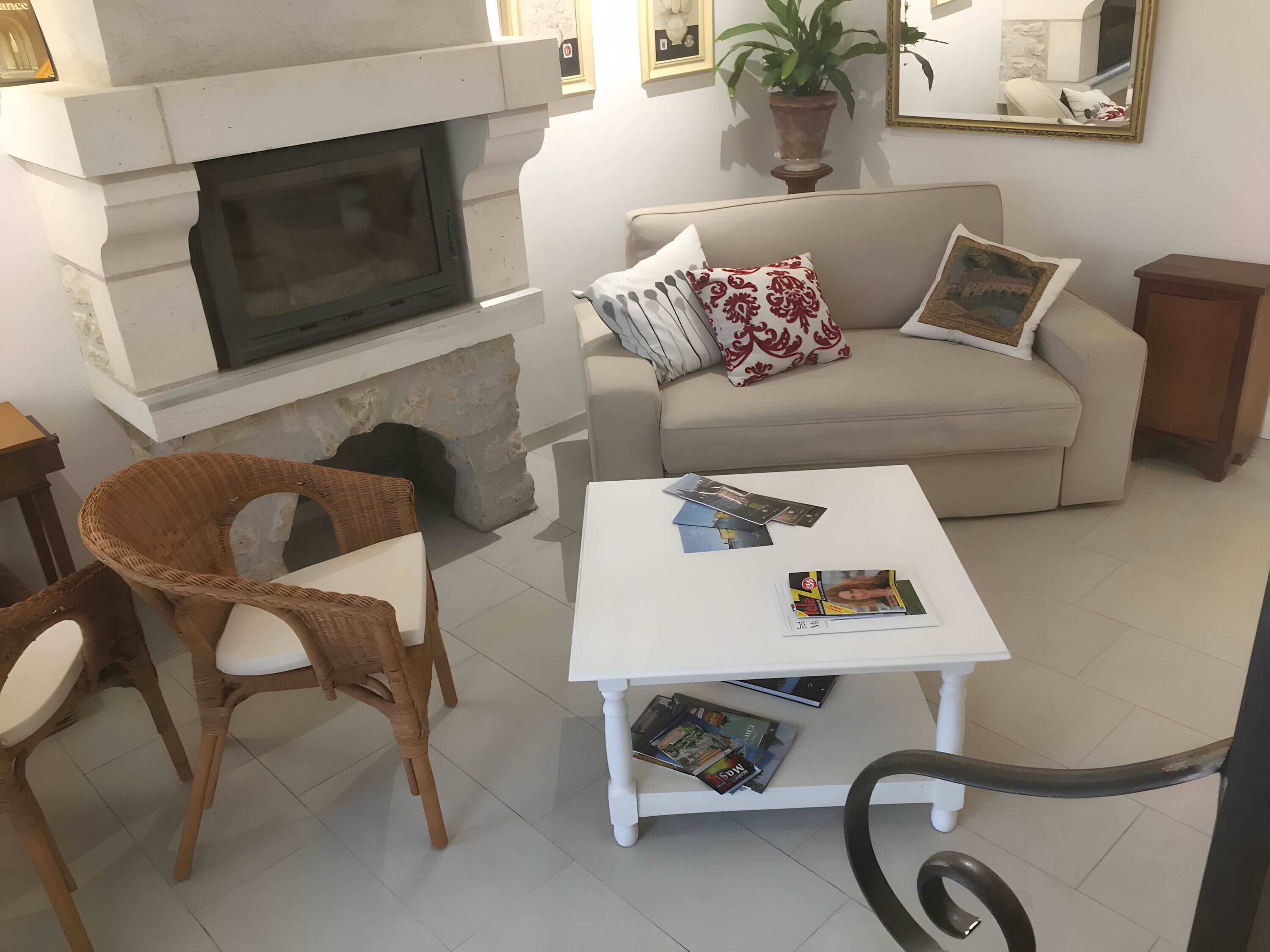 Televisión y chimenea 