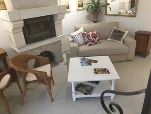 Televisión y chimenea