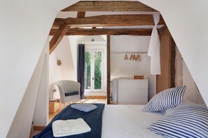 Tabla de planchar con plancha, wifi y ropa de cama 