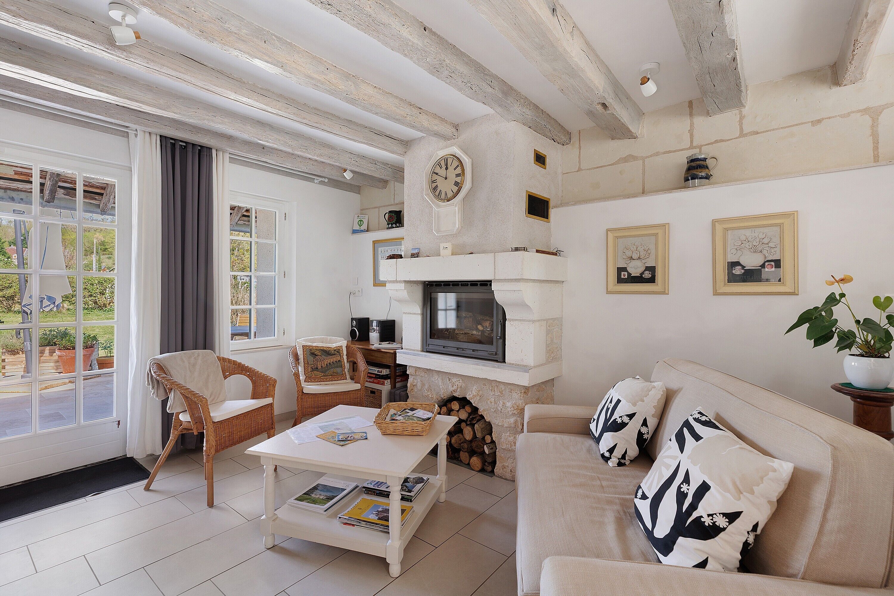 Een televisie, een open haard, een dvd-speler en een stereo