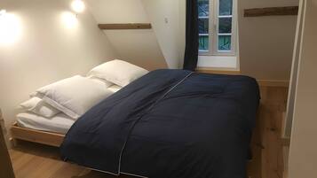 Tabla de planchar con plancha, wifi y ropa de cama