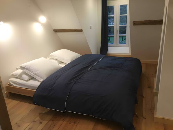 Tabla de planchar con plancha, wifi y ropa de cama