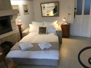 Silitysrauta/-lauta, Wi-Fi, vuodevaatteet