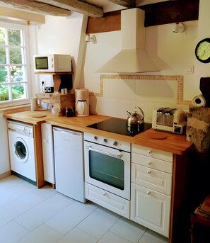 Jääkaappi, mikroaaltouuni, uuni, liesi