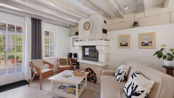 Televisión, chimenea, reproductor de DVD y estéreo