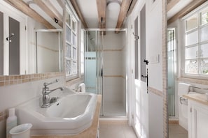 Douche, articles de toilette (gratuits), séchoir à cheveux