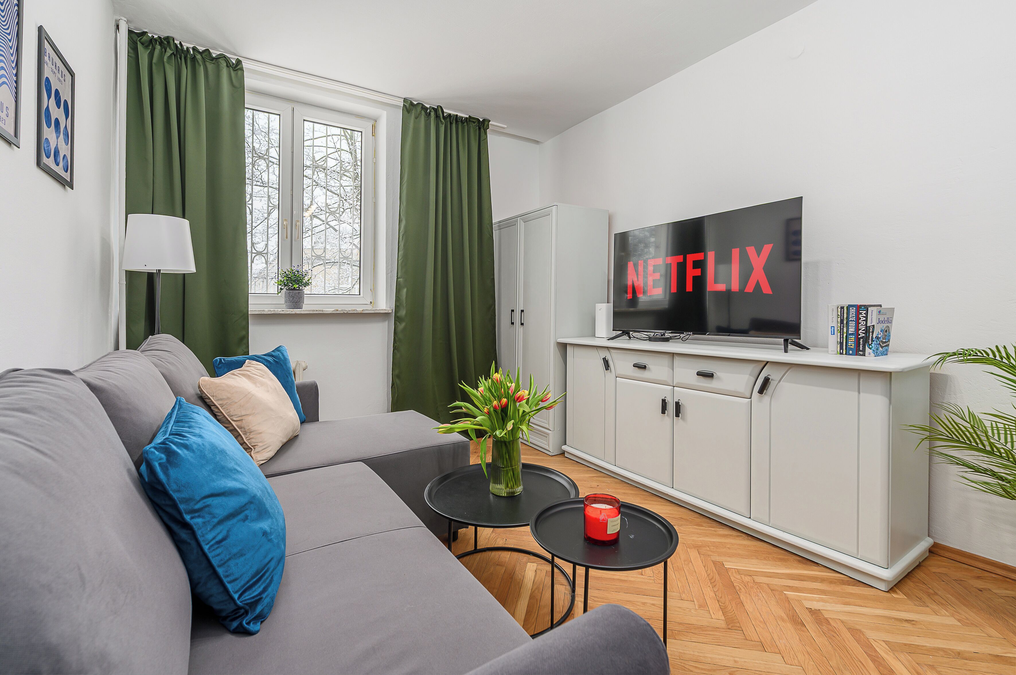 舒适公寓, 庭院景观 | 起居区 | 40-英寸智能电视（配备数码频道）