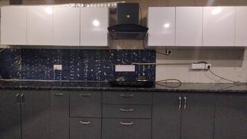 Full-sized fridge, dishwasher, cookware/dishes/utensils