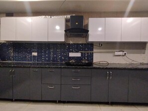 Full-size fridge, dishwasher, cookware/dishes/utensils - Aaron Harikanta  Stayz (New Delhi)