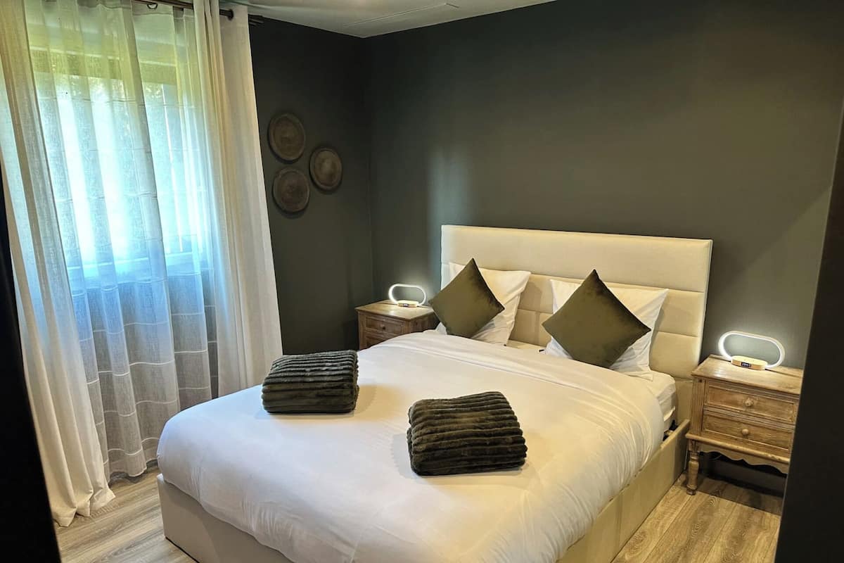 Habitación doble Deluxe, vista al jardín | Cortinas blackout, tabla de planchar con plancha y wifi gratis