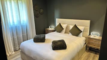 Dobbeltrom – deluxe, hageutsikt | Blendingsgardiner, strykejern/-brett og wi-fi (inkludert)