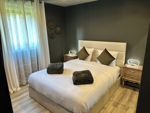 Habitación doble Deluxe, vista al jardín | Cortinas blackout, tabla de planchar con plancha y wifi gratis 