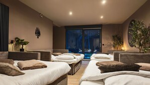 A modern bedroom with two beds, a large window, and a view of the outdoors. - L'écrin de la forêt (Jeanménil)