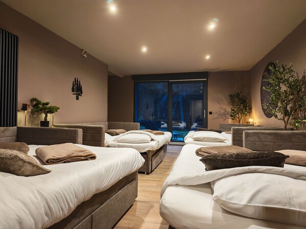 Dormitório compartilhado luxo | Cortinas blackout, ferros/tábuas de passar roupa, Wi-Fi de cortesia