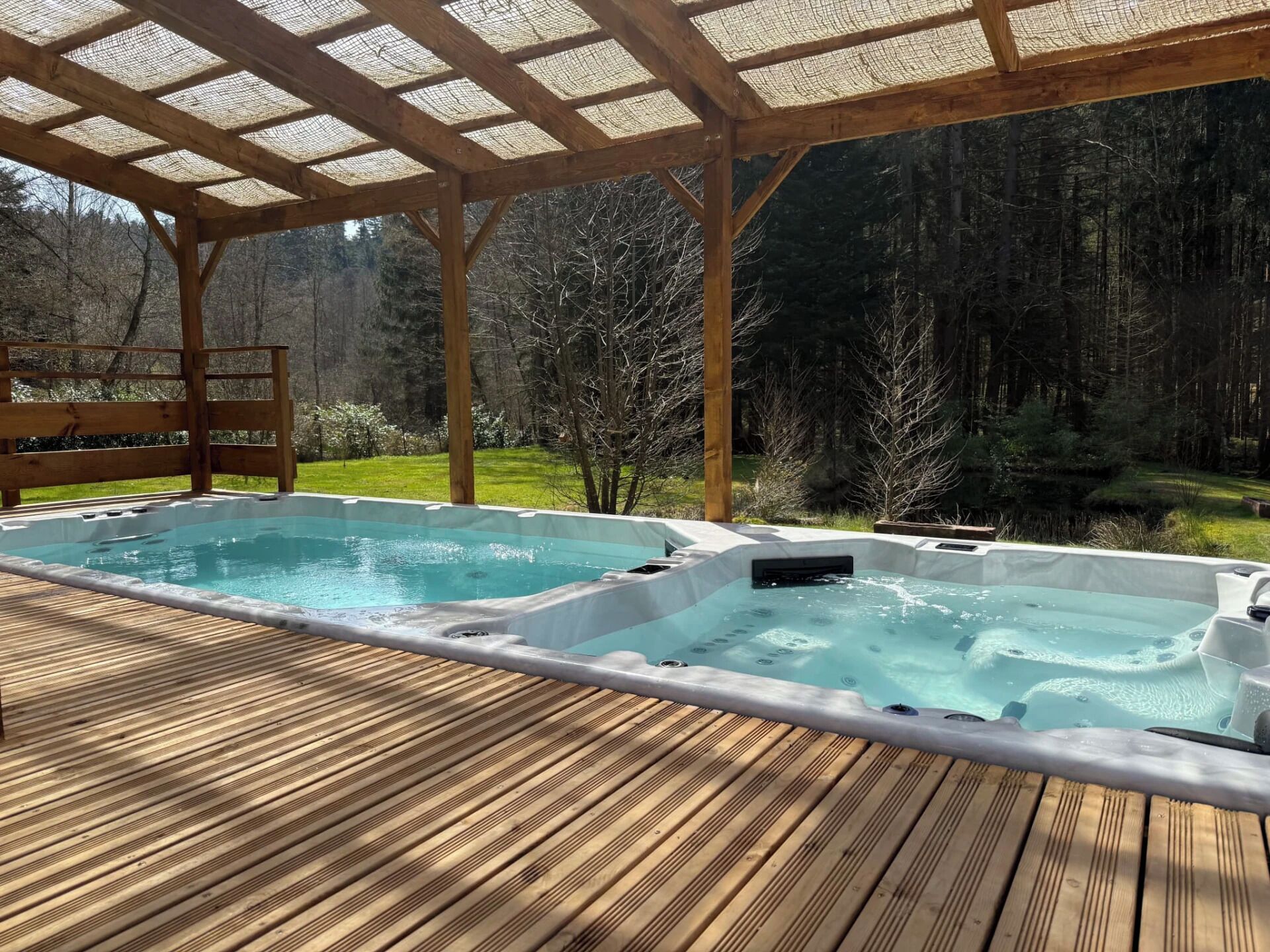 Tina de hidromasaje al aire libre