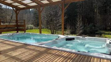 Tina de hidromasaje al aire libre