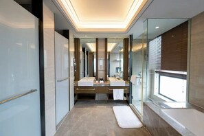 Suite Exécutive, non-fumeurs | Salle de bain | Baignoire et douche séparées, articles de toilette gratuits