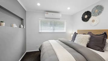 Tabla de planchar con plancha, wifi, ropa de cama