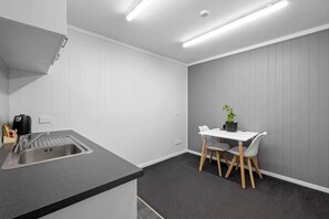 Jääkaappi, mikroaaltouuni, vedenkeitin, leivänpaahdin