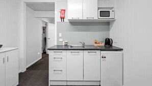 Refrigerador, microondas, tetera eléctrica y tostadora 