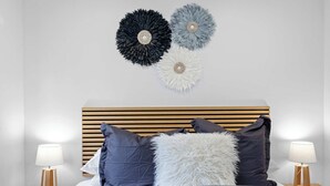 Tabla de planchar con plancha, wifi y ropa de cama 