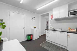 Fridge, microwave, toaster - Naki Nook - Accommodation Stratford (Stratford)