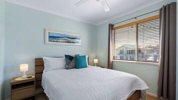 3 bedrooms, desk