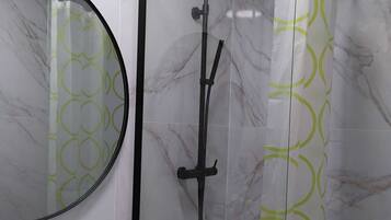 Een haardroger, handdoeken, zeep, toiletpapier