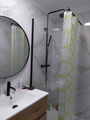 Secadora de cabello, toallas, jabón, papel de baño 