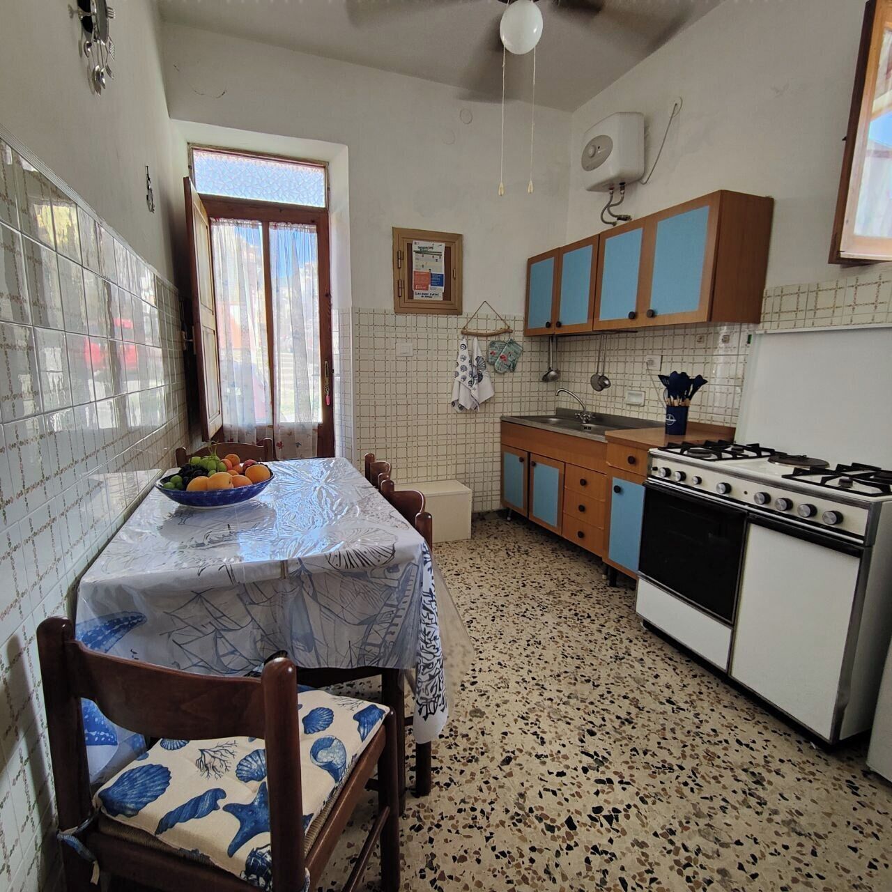 Kühlschrank, Ofen, Herdplatte, Wasserkocher mit Kaffee-/Teezubehör