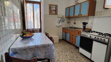 KĂŒhlschrank, Ofen, Herdplatte, Wasserkocher mit Kaffee-/Teezubehör